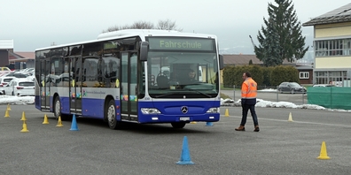 Im Verkehrszentrum Tuggen trainierten die VZO-Mitarbeitenden das präzise Manövrieren von 12- und 18-Meter-Bussen durch enge, abgesteckte Parcours.