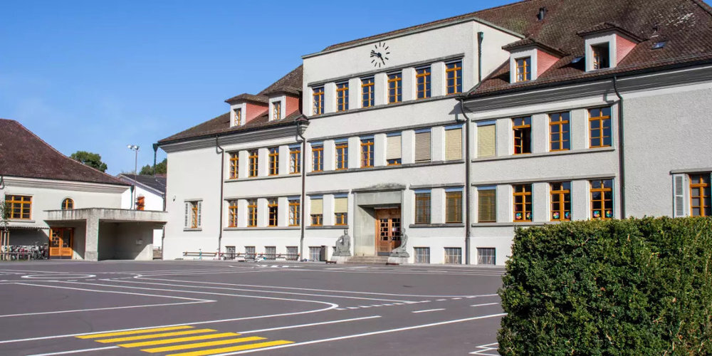 Das Schulhaus 2 in Laupen ZH soll erweitert und saniert werden.