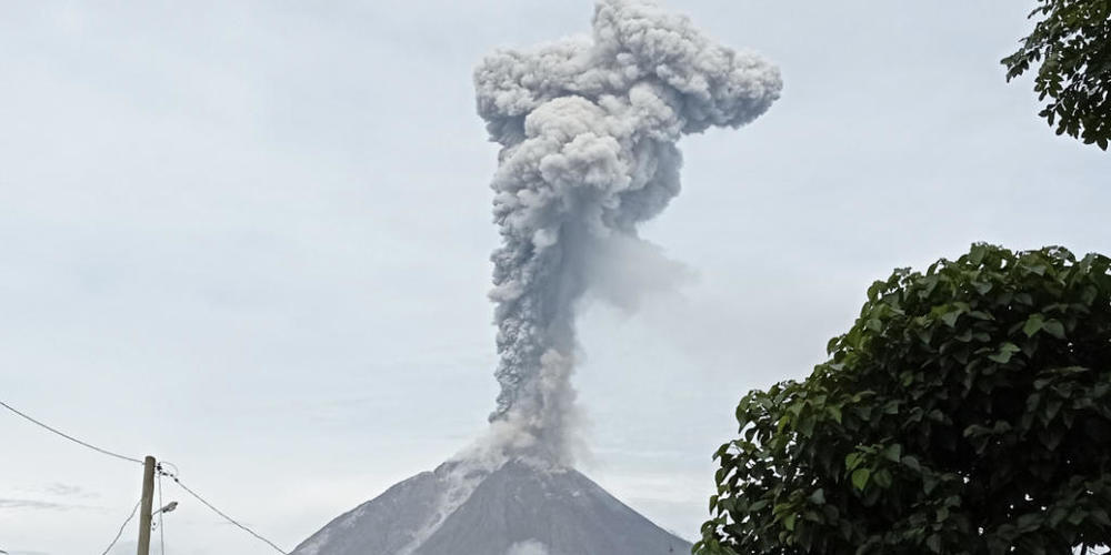Der Berg Sinabung setzt während eines Ausbruchs in Karo, Nordsumatra, Indonesien vulkanisches Material frei. Der Sinabung ist einer von mehr als 120 aktiven Vulkanen in Indonesien. Foto: Sastrawan Ginting/AP/dpa