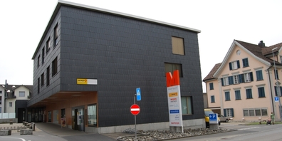 Die Ausbaupläne für das Geschäftshaus Rössliguet mit Filialen von Migros und Post in Kaltbrunns Dorfzentrum wurden zurückgezogen. (Archivbild)