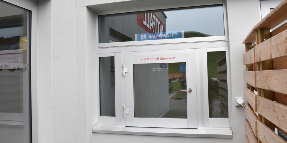 Das Babyfenster im Ameos Spital Einsiedeln befindet sich zwischen der Notfallstation und dem Impfzentrum. Das Babyfenster wird elektronisch überwacht – ohne Videoüberwachung.