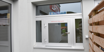 Das Babyfenster im Ameos Spital Einsiedeln befindet sich zwischen der Notfallstation und dem Impfzentrum. Das Babyfenster wird elektronisch überwacht – ohne Videoüberwachung.