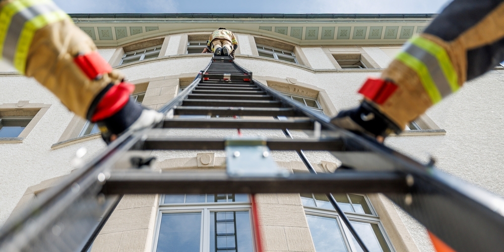 Die 15 Meter lange neue Carbon-Rettungsleiter der Feuerwehr Rapperswil-Jona ist stabiler, feuerfester und leichter als Modelle aus Aluminium oder Holz.