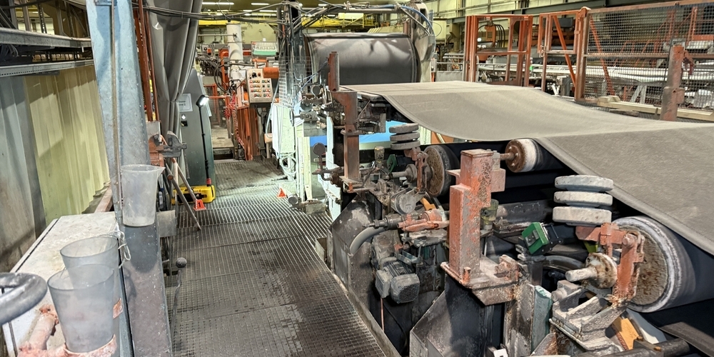 Während Reinigungsarbeiten geriet ein Mann in die laufende Maschine und wurde tödlich verletzt.