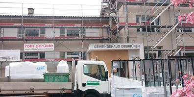 Wie in einem Bienenhaus geht es auf der Baustelle zu und her.