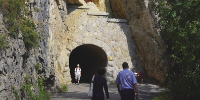 Wegen Einschlagspuren in der Tunnelsohle und festgestellter Risse ist laut einem Geologiebüro mit Abbrüchen in den Tunnels zu rechnen. (Archivbild)