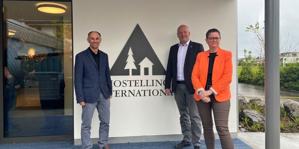 Christian Leutenegger (l.), Simon Elsener und Janine Bunte eröffneten offiziell die renovierte Jugendherberge in Rapperswil-Jona.