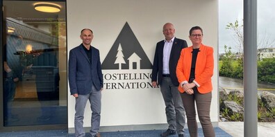 Christian Leutenegger (l.), Simon Elsener und Janine Bunte eröffneten offiziell die renovierte Jugendherberge in Rapperswil-Jona.