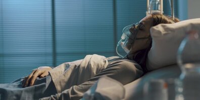 Die Pflegearbeit für Coronapatienten auf den Intensivstationen ist ungeheuer aufwändig und fordert dem Personal alle Kräfte ab