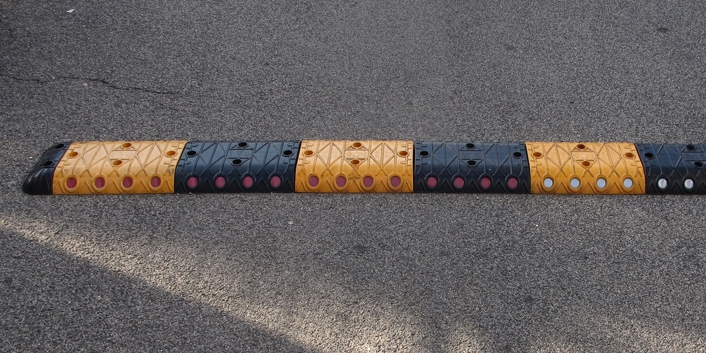 Fahrbahnschwelle: Für die Verkehrsberuhigung in Uzner Quartieren will der Gemeinderat den Fokus auf bauliche Massnahmen legen. (Symbolbild)