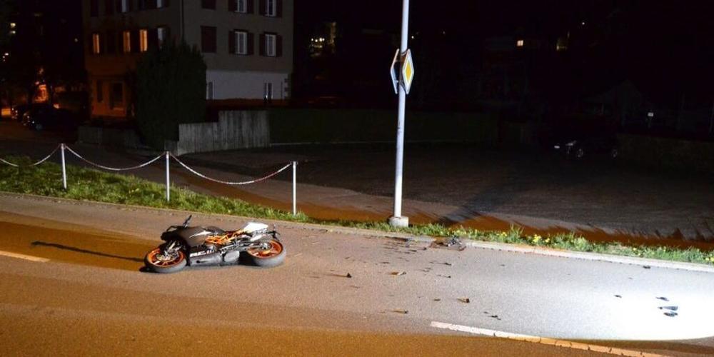 Der Lenker brach sich den Oberschenkel und am Motorrad entstand Totalschaden.