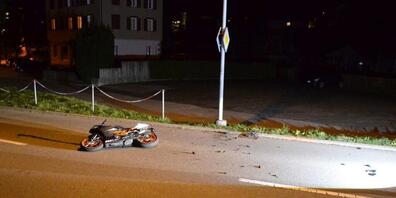 Der Lenker brach sich den Oberschenkel und am Motorrad entstand Totalschaden.
