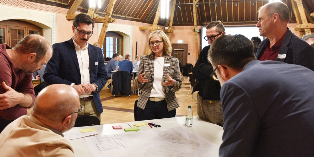 Heidi Romer (Bildmitte), Präsidentin Region Zürichsee-Linth und Benkens Gemeindepräsidentin, bei einer Diskussion mit Workshop-Teilnehmern.