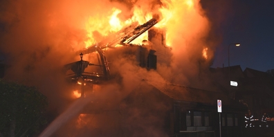 Beim Eintreffen der Rettungskräfte stand das ältere Doppeleinfamilienhaus bereits in Vollbrand.