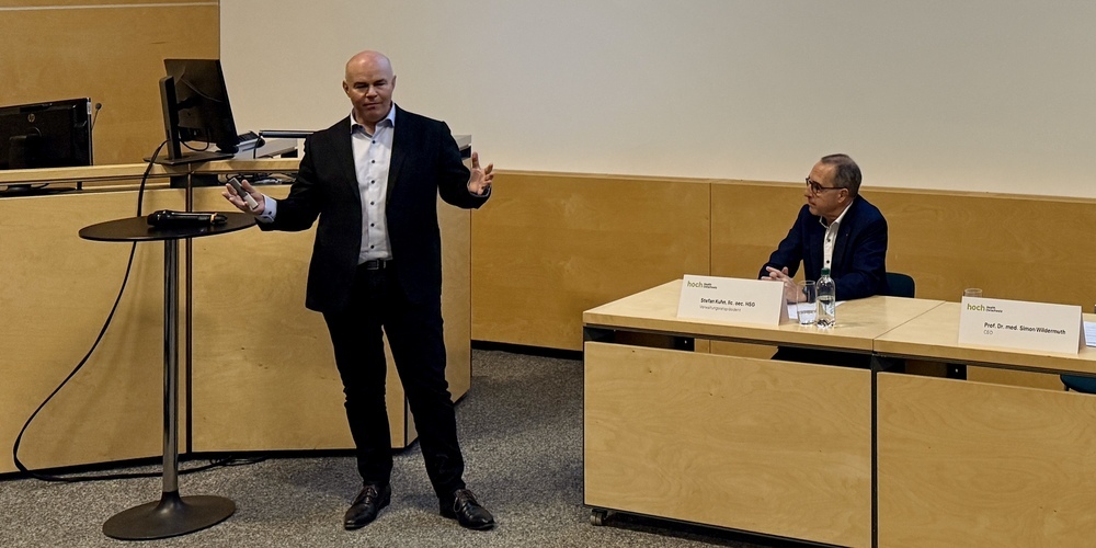 HOCH-CEO Simon Wildermuth (l.) an der Medienkonferenz vom 5. März 2026.