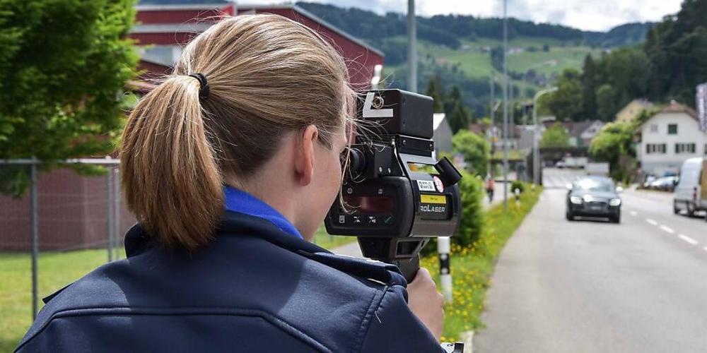 Die Kapo St.Gallen bei einer Geschwindigkeitskontrolle