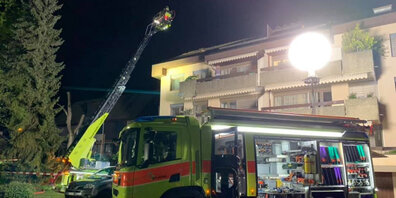 Beim Wohnungsgrand erlitten zwei Feuerwehrmänner Rauchvergiftungen. Es entstsand hoher Sachschaden.