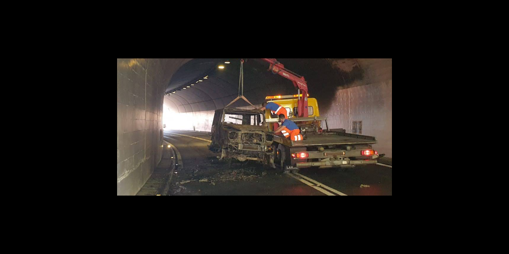 Der ausgebrannte Geländewagen.