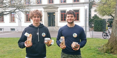Leonhard Kick und Anduel Hoxha mit frucht-X Produkten vor der Kantonsschule am Burggraben in St. Gallen.