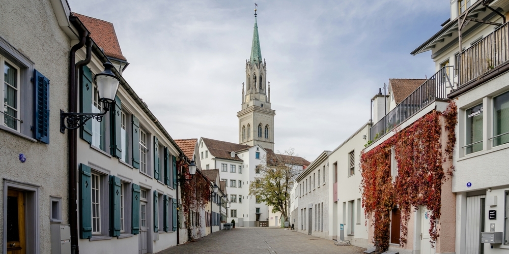 Während Zürich seit Jahren eine anhaltend hohe Nachfrage verzeichnet und damit ein entsprechend hohes Preisniveau erreicht hat, hat sich St. Gallen (auf dem Bild die Kirche St. Laurenzen) in einem moderateren, jedoch ebenfalls klar aufwärtsgerichteten Rahmen entwickelt. 