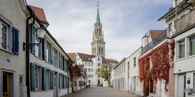 Während Zürich seit Jahren eine anhaltend hohe Nachfrage verzeichnet und damit ein entsprechend hohes Preisniveau erreicht hat, hat sich St. Gallen (auf dem Bild die Kirche St. Laurenzen) in einem moderateren, jedoch ebenfalls klar aufwärtsgerichteten Rahmen entwickelt. 