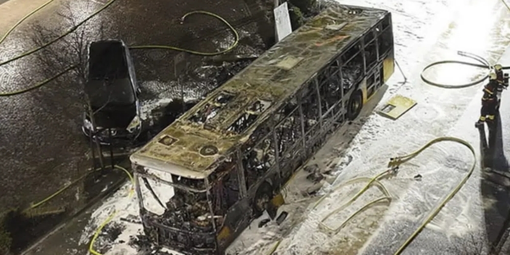 Das total ausgebrannte Postauto bei Kerzers.