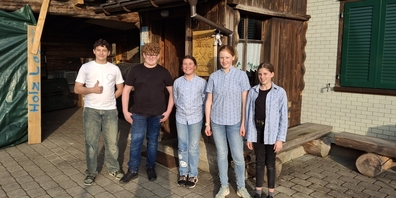 Gruppenbild der Schüler/innen während ihres Wochenendes auf der Alpwirtschaft Klosterberg in Gommiswald.