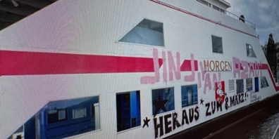 Politische Botschaften zwischen Horgen und Meilen. Die Zürichsee-Fähren müssen ausgewassert und grossflächig gereinigt werden.