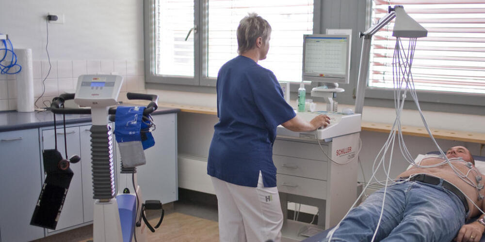 Soll Gesundheitspersonal mit einem Preis geehrt werden? Im Bild erstellt eine Mitarbeiterin des Spitals Flawil ein Elektrokardiogramm EKG. (Archivbild)