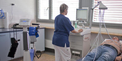 Soll Gesundheitspersonal mit einem Preis geehrt werden? Im Bild erstellt eine Mitarbeiterin des Spitals Flawil ein Elektrokardiogramm EKG. (Archivbild)