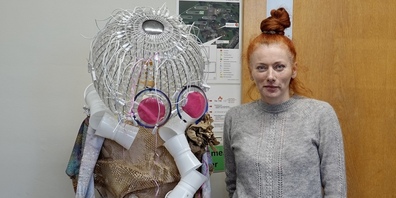 Dr. Andrea Grieder, Leiterin InArtes,  im Werkatelier «Albtraumwelten» mit Schülern der Gutschick-Schule Winterthur. 