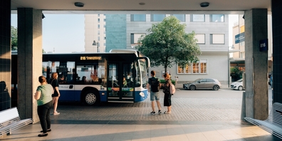 VZO-Bus der Linie 816 im Bahnhof Uster: 2025 sank die Zuverlässigkeit der Anschlüsse zwischen Bus und Bahn auf 95 Prozent. Ein Grund: Tempo 30.