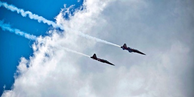 Die Solisten der Patrouille Suisse jagen zu zweit durch die Wolken. 