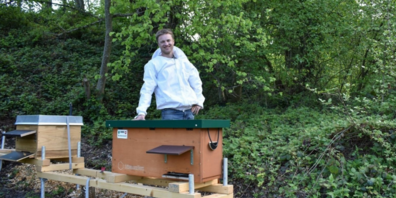Daniel Gmeiner aus Rebstein war schon als Bub fasziniert von Bienen. Jetzt ist er Imker und hält eigene Bienenvölker.                   