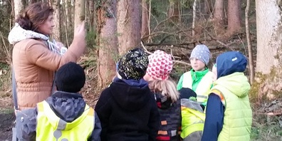 	Unter der fachkundigen Leitung von Christina Lutz wurde in den Morgenstunden dem Vogelkonzert zugehört. 