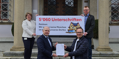 Staatsschreiber Mathias Brun (vorne links) nahm das Anliegen von Angela Ruoss, Ueli Kälin und Ralf Schmid (v. l.) entgegen. 