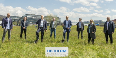 Roger Studerus und Peter Kunz von der Strut Architekten AG, Hans Peter Zürcher, Hansjörg Rettenmund und Reto Zürcher von der HB-Therm AG, Ivan Furlan, Leiter des Amts für Baubewilligungen, Stadtpräsidentin Maria Pappa und Regierungsrat Beat Tinner