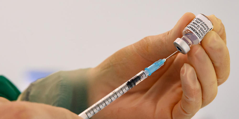 Eine Spritze mit dem Corona-Impfstoff von Biontech/Pfizer. Foto: Swen Pförtner/dpa