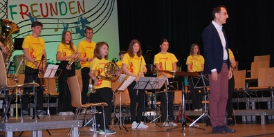 Die Jugendmusik Kaltbrunn unter der Leitung Armin Kölblis (r.) an einem ihrer wohl letzten Konzertauftritte im März 2026.
