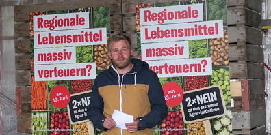 Gemüsebauer Florian Gasser zeigt an Ort und Stelle Fakten und Beispiele, weshalb die Agrarinitiativen  abzulehnen sind