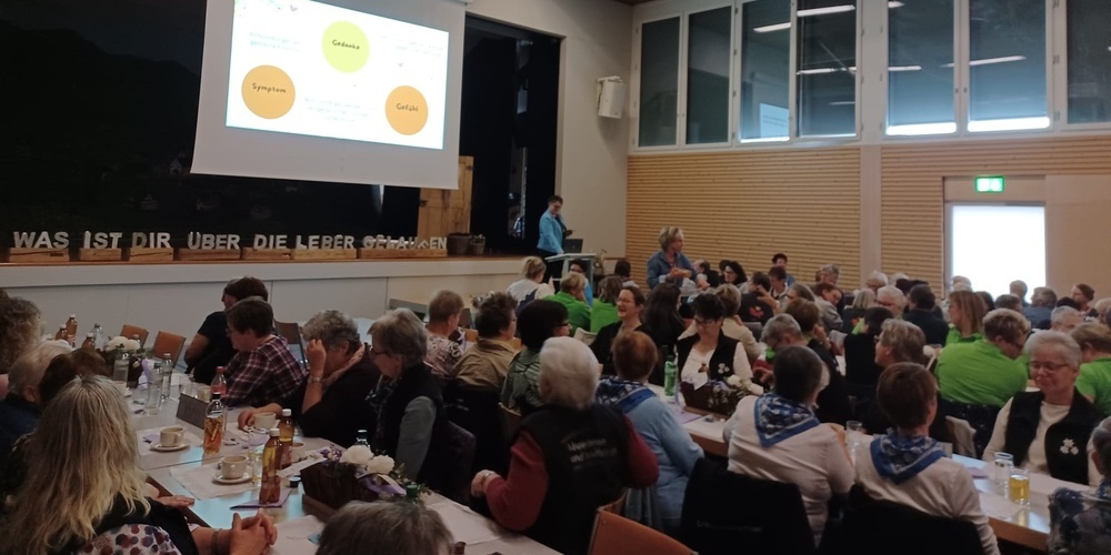 Heilpraktikerin Manuela Gübeli ging in ihrem Referat vor über 200 Landfrauen und Bäuerinnen Fragen wie «Was ist dir über die Leber gelaufen?» auf den Grund.