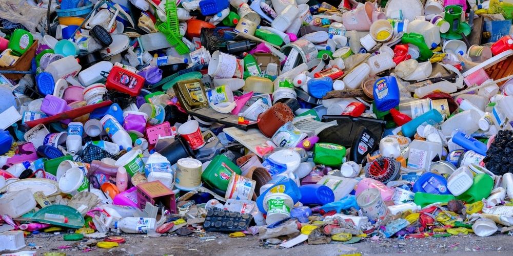 2025 sparte die Sammlung von 30'260 Kilogramm Haushaltkunststoffen – ein Plus von 1'780 Kilo zu 2024 – insgesamt 45'390 Liter Erdöl ein. (Symbolbild)