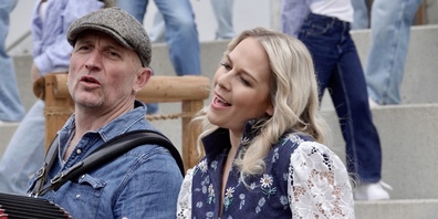 Linda Fäh singt ihren ersten Mundart-Song beim Dreh auf dem Dorfplatz Benken.