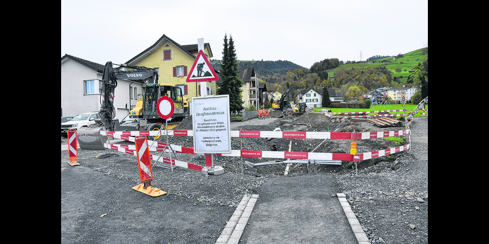 Bei gutem Wetter kein Problem, bei schlechtem Wetter «dreckig und nicht ungefährlich», sagen Anwohner: Der Steinpfad soll die Fussgänger und insbesondere die Schulkinder sicher durch die Baustelle bringen. 