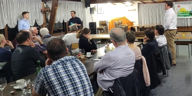 (stehend v.r.n.l.) SVP-Arena mit den beiden Gemeindepräsidiums-Kandidaten Michael Helbling und Sascha Semeraro, moderiert durch Nicolas Würmli.