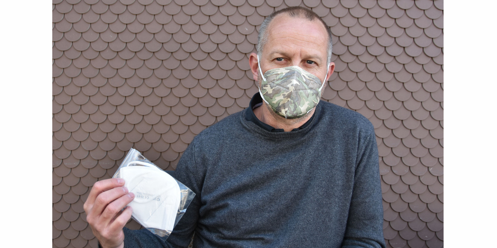 André Böni lässt FFP2-Schutzmasken produzieren. Er selber trägt das neuste Modell, das bei genügend grosser Nachfrage produziert werden kann.