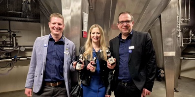 (v.l.) Dominik Sieber (Leiter Marketing), Claudia Keel-Graf (Geschäftsführerin) und Steffen Pawlak (Braumeister) der Rheintaler Brauerei Sonnenbräu.