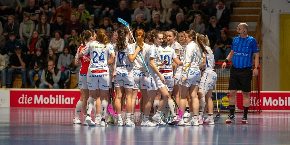 Die Kloten-Dietlikon Jets-Frauen stehen im Playoff-Halbfinal! Die Zürcher Unterländerinnen setzten sich im vierten Viertelfinalspiel gegen den UHC Laupen mit 4:3 nach Penaltyschiessen durch und entschieden die Serie mit 4:0 Siegen für sich.