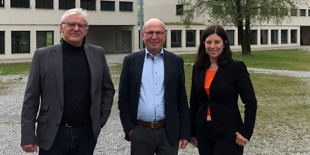 Alt-Direktor Martin Vinzens, Regierungsrat Fredy Fässler und Neo-Direktorin Barbara Looser Kägi (v.l.n.r.).