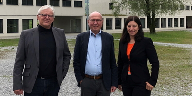 Alt-Direktor Martin Vinzens, Regierungsrat Fredy Fässler und Neo-Direktorin Barbara Looser Kägi (v.l.n.r.).
